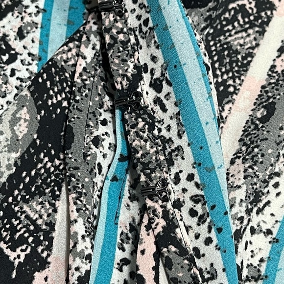 NY Collection animal print hook & eye half closure blouse women’s size M - Picture 7 of 13